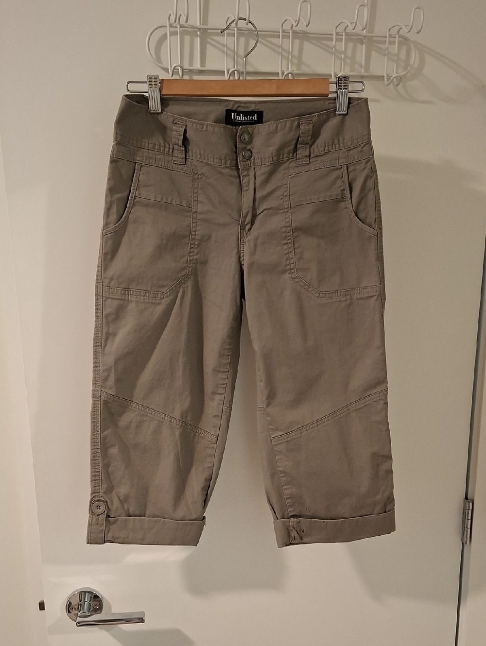 Unlisted Vintage Women's Y2K Cotton Khaki/Green Cargo Pocket Capris (Size 6/S-M)